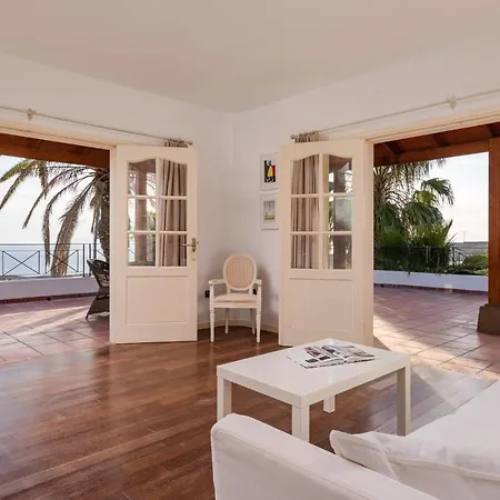 Spacious, Well Appointed, In A Wonderful Raised Location And Stunning Sea Views فيلة