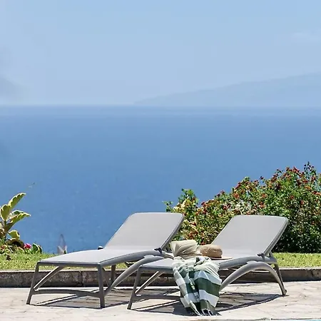 Spacious, Well Appointed, In A Wonderful Raised Location And Stunning Sea Views أذيخي