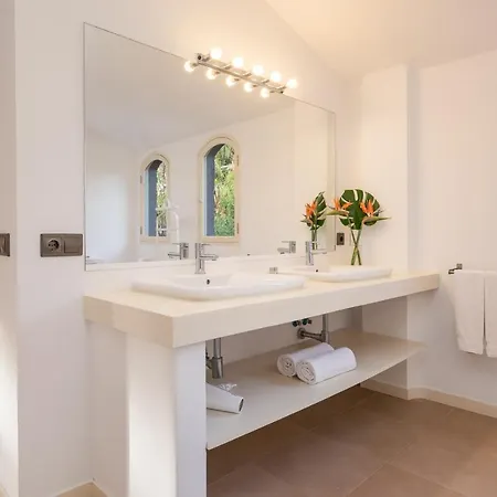 Вилла Spacious, Well Appointed, In A Wonderful Raised Location And Stunning Sea Views *
