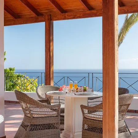 Villa Spacious, Well Appointed, In A Wonderful Raised Location And Stunning Sea Views *